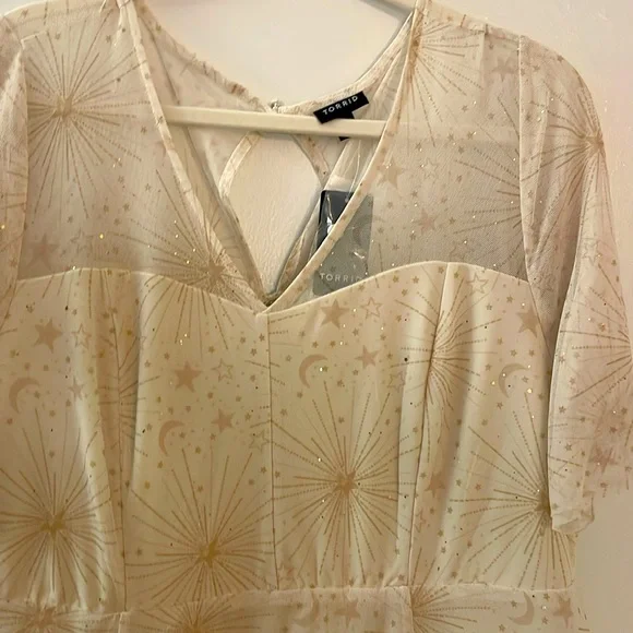NWT TORRID DRESS - STAR MOON PRINT - MIDI A-LINE MESH FLUTTER SLEEVE PLUS SIZE - Picture 2 of 6